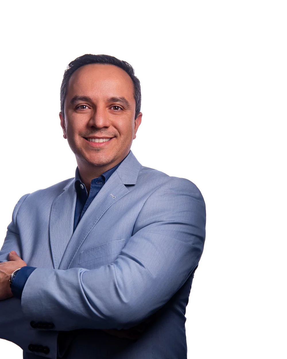 Dr. Fábio Albanez, cirurgião pediatra, sorrindo de braços cruzados