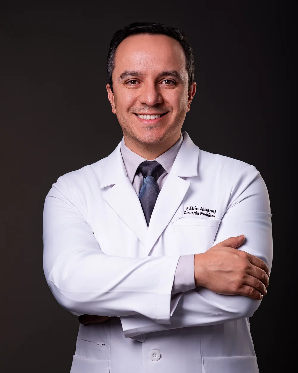 Dr. Fábio Albanez de jaleco, cirurgião pediatra em Brasília